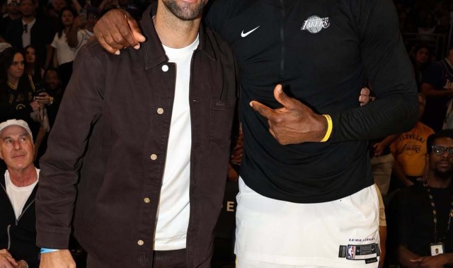 百家乐入门-历史第一人会面！德约科维奇拥抱詹姆斯！