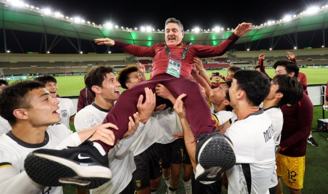 下载-粤媒：过去国足输太多以至战越南都要些许仰望，需要开始习惯能赢